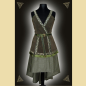 Preview: Kleid aus olivgrünem Rindveloursleder und einem zart gemusterten Baumwollstoff. Das Kleid ist verziert mit einem geknotet getragenem Gürtel, dekorativen Webborten und Fransenbesatz.