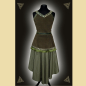 Preview: Kleid aus olivgrünem Rindveloursleder und einem zart gemusterten Baumwollstoff. Das Kleid ist verziert mit einem geknotet getragenem Gürtel, dekorativen Webborten und Fransenbesatz.