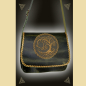 Preview: Umhängetasche aus olivgrünem Fettleder und Rindvelours. Die Tasche ist verziert mit einer großen Baum-Stickerei und Goldbortenbesatz. Sie besitzt eine große Innenkammer und eine äußere Stecktasche auf der Rückseite. Der Trageriemen kann mittels einer Schn