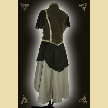 Long dress made of leather and cotton. It has a goblet collar and braid trim. Green tones in olive and sage.