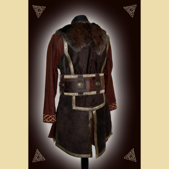 Dunkelbraunes, prunkvolles Herrenset mit Kaninchenfellschal, für Mitteleltermarkt und Larp