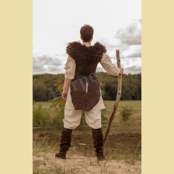 Waffenrock aus Leder mit Fell