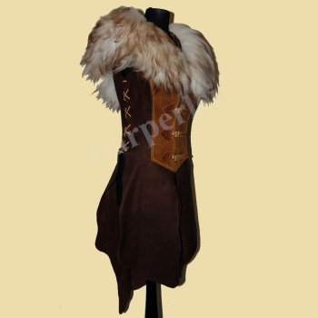 Waffenrock aus Leder mit Fell