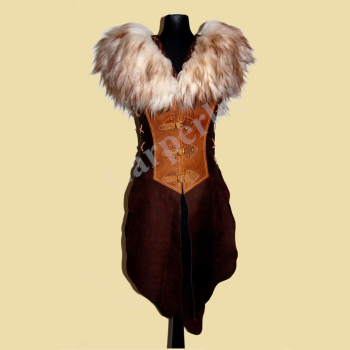 Waffenrock aus Leder mit Fell