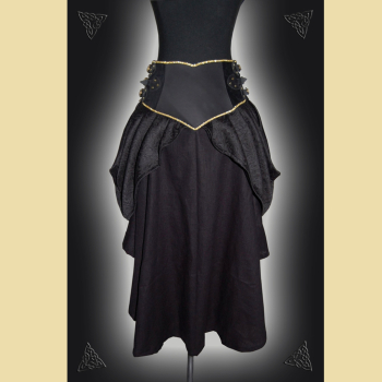 Preview: Rock mit breitem Bund aus schwarzem Fettleder, Rindvelours, Ornamentjaquard und Leinenstoff. Er ist verziert mit goldenen Borten und Stickereien. Der Rock wird seitlich mit Schnallen geschlossen, so dass er in der Weite variabel ist.us schwarzem Leder