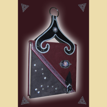 In graues und burgundfarbenes Leder eingebundenes Buch mit Motiven der Sternzeichen kleiner Wagen und Leier
