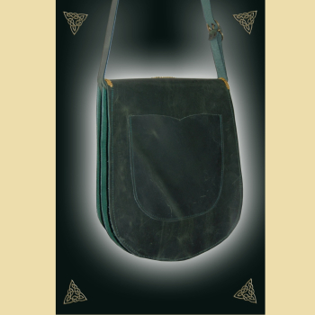 Große Umhängetasche aus tannengrünem Fettleder und Rindvelours. Die Tasche ist verziert mit einer großen, floralen Stickerei und Goldbortenbesatz. Sie besitzt zwei große Innenkammern und eine äußere Stecktasche auf der Rückseite. Der Trageriemen kann mitt