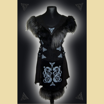 Langes Kleid aus Leder und Baumwolle. Es hat einen Kelchkragen und Bortenverzierung. Grüntöne in oliv und salbei