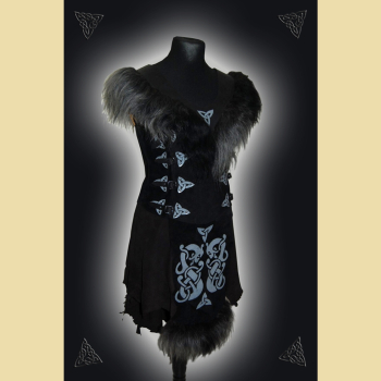 Preview: Langes Kleid aus Leder und Baumwolle. Es hat einen Kelchkragen und Bortenverzierung. Grüntöne in oliv und salbei