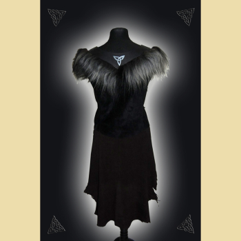 Preview: Langes Kleid aus Leder und Baumwolle. Es hat einen Kelchkragen und Bortenverzierung. Grüntöne in oliv und salbei