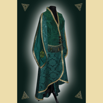 Preview: Langes Kleid aus Leder und Baumwolle. Es hat einen Kelchkragen und Bortenverzierung. Grüntöne in oliv und salbei