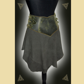 Preview: Rock mit breitem Bund aus olivgrünem Fettleder und Ziegenvelours. Er ist verziert mit einem keltischen Knoten und Posamentenbortenbesatz