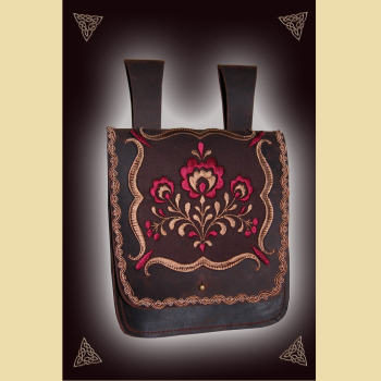 Gürteltasche aus dunkelbraunem Fettleder und Rindveloursleder. Sie ist verziert mit Posamentenbortenbesatz und einer großen, floralen Stickerei auf der Taschenklappe.