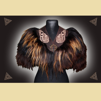 Dunkelbrauner Fellumhang mit keltischen Vogelmotiven