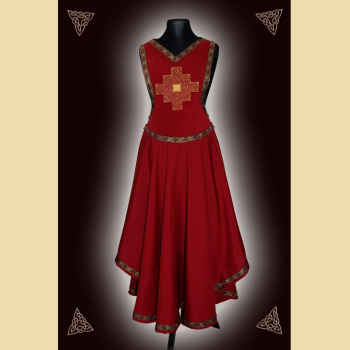 Kleid aus weinrotem Rindveloursleder und einem fließenden Textilgewebe. Das Kleid ist verziert mit einer aufwändigen, goldenen Stickerei in Form eines keltischen Kreuzes und einer mittelalterlichen Kassettenborte.