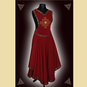 Preview: Kleid aus weinrotem Rindveloursleder und einem fließenden Textilgewebe. Das Kleid ist verziert mit einer aufwändigen, goldenen Stickerei in Form eines keltischen Kreuzes und einer mittelalterlichen Kassettenborte.