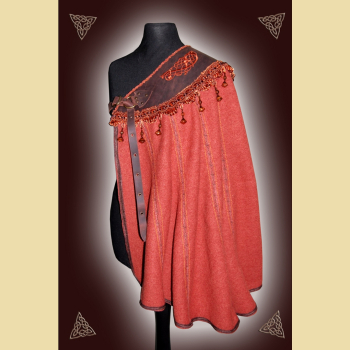 Terrakottafarbener Halbmantel mit Trachtenborte und Stickereibordüren