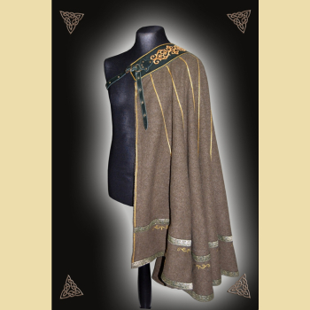 Grüner Halbmantel mit goldener Litze und Stickereien