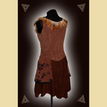 Preview: Langes Kleid aus Leder und Baumwolle. Es hat einen Kelchkragen und Bortenverzierung. Grüntöne in oliv und salbei