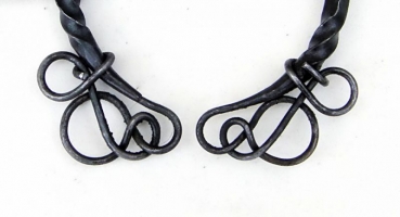 Brooch with Knoted Ends