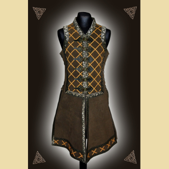 Waffenrock aus olivgrünem Rindveloursleder. Er ist verziert mit großflächigen, aus goldener Litze applizierten Rautenmustern und grün-goldenem Bortenbesatz.