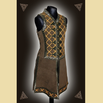 Waffenrock aus olivgrünem Rindveloursleder. Er ist verziert mit großflächigen, aus goldener Litze applizierten Rautenmustern und grün-goldenem Bortenbesatz.