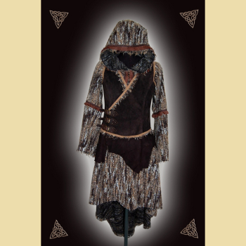 Langes Kleid aus Leder und Baumwolle. Es hat einen Kelchkragen und Bortenverzierung. Grüntöne in oliv und salbei