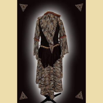 Preview: Langes Kleid aus Leder und Baumwolle. Es hat einen Kelchkragen und Bortenverzierung. Grüntöne in oliv und salbei