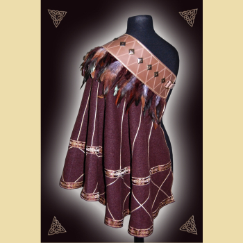 Preview: Dunkelbrauner Halbmantel mit Feder- und Bortenbesatz