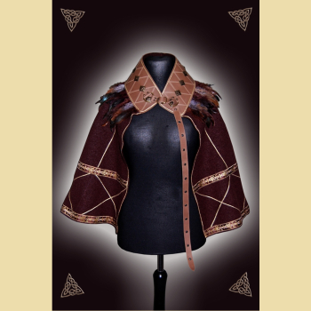 Preview: Dunkelbrauner Halbmantel mit Feder- und Bortenbesatz