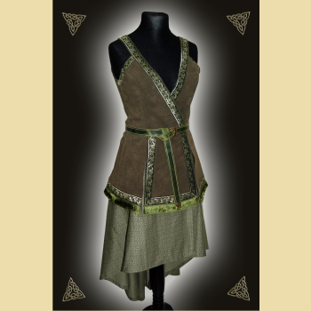 Preview: Kleid aus olivgrünem Rindveloursleder und einem zart gemusterten Baumwollstoff. Das Kleid ist verziert mit einem geknotet getragenem Gürtel, dekorativen Webborten und Fransenbesatz.