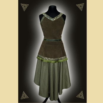 Preview: Kleid aus olivgrünem Rindveloursleder und einem zart gemusterten Baumwollstoff. Das Kleid ist verziert mit einem geknotet getragenem Gürtel, dekorativen Webborten und Fransenbesatz.