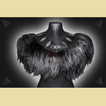 Schwarz-Graues Fellcape mit Metallornamenten