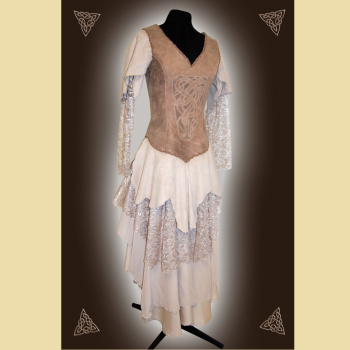 Langes Kleid aus Leder und Baumwolle. Es hat einen Kelchkragen und Bortenverzierung. Grüntöne in oliv und salbei