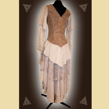 Preview: Langes Kleid aus Leder und Baumwolle. Es hat einen Kelchkragen und Bortenverzierung. Grüntöne in oliv und salbei