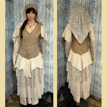 Preview: Langes Kleid aus Leder und Baumwolle. Es hat einen Kelchkragen und Bortenverzierung. Grüntöne in oliv und salbei