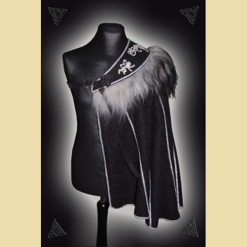 Anthrazitfarbener Halbmantel mit silbernen Löwen und Schaffellbesatz