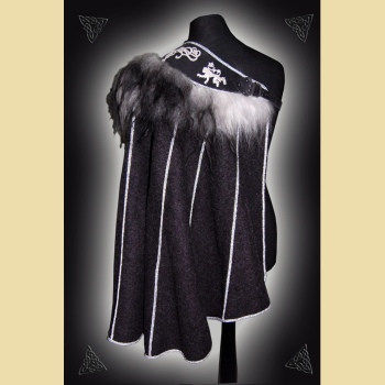 Preview: Anthrazitfarbener Halbmantel mit silbernen Löwen und Schaffellbesatz