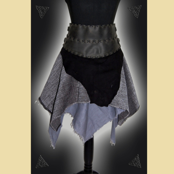 Rock mit breitem Bund aus anthrazitfarbenem Fettleder, schwarzem Ziegenvelours, grauem Feinkaro und Leinenstoff.