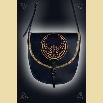 Umhängetasche aus dunkelblauem Fettleder und Rindvelours. Die Tasche ist verziert mit einer großen Mond-Stickerei und Goldbortenbesatz. Sie besitzt eine große Innenkammer und eine äußere Stecktasche auf der Rückseite. Der Trageriemen kann mittels einer Sc