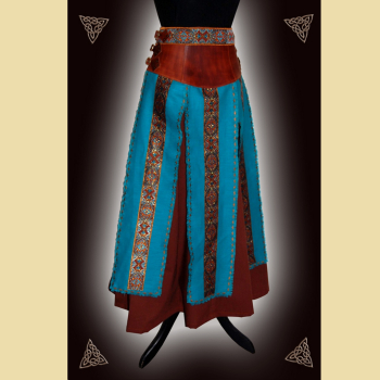 Rock mit breitem Bund aus rostfarbenem Fettleder und Baumwollstoff sowie petrolfarbenem Leinenstoff.