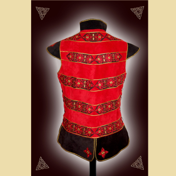 Preview: Weiches Lederwams aus rotem und dunkelbraunem Rindveloursleder. Das Wams ist verziert mit floralen Stickbordüren und goldenem Litzenbesatz.