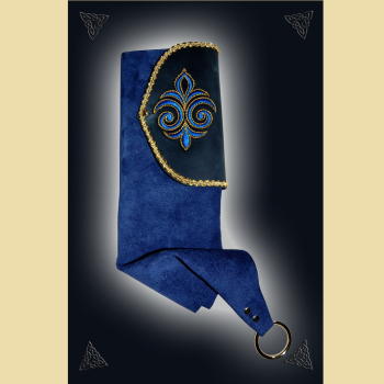 Beutelbuch aus blauem Rindveloursleder und Fettleder. Es ist verziert mit Goldbortenbesatz und einer gold-blauen, gestickten Fleur-de-Lis.  Das Buch besitzt DinA6-Format und hat ca. 100 weiße, unbeschriebene Seiten. Es kann mit einem starken Metallring am