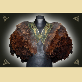 Brauner Fellumhang mit Farbverlauf und Blütenmotiv