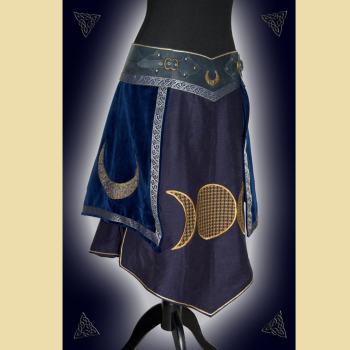 Hüftig sitzender Rock aus dunkelblauem Fettleder, Baumwollsamt und Leinenstoff.