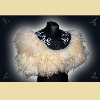 Wollweißer Fellumhang mit Triskelen