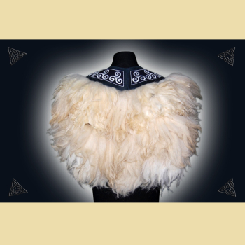 Preview: Wollweißer Fellumhang mit Triskelen