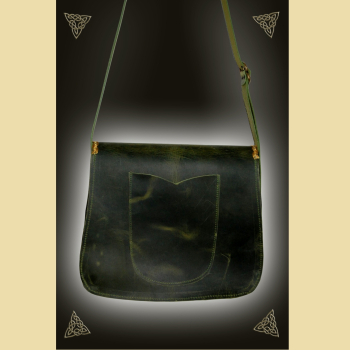 Preview: Umhängetasche aus olivgrünem Fettleder und Rindvelours. Die Tasche ist verziert mit einer großen Baum-Stickerei und Goldbortenbesatz. Sie besitzt eine große Innenkammer und eine äußere Stecktasche auf der Rückseite. Der Trageriemen kann mittels einer Schn