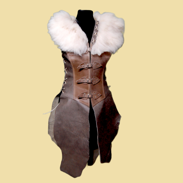 Waffenrock aus Leder mit Fell