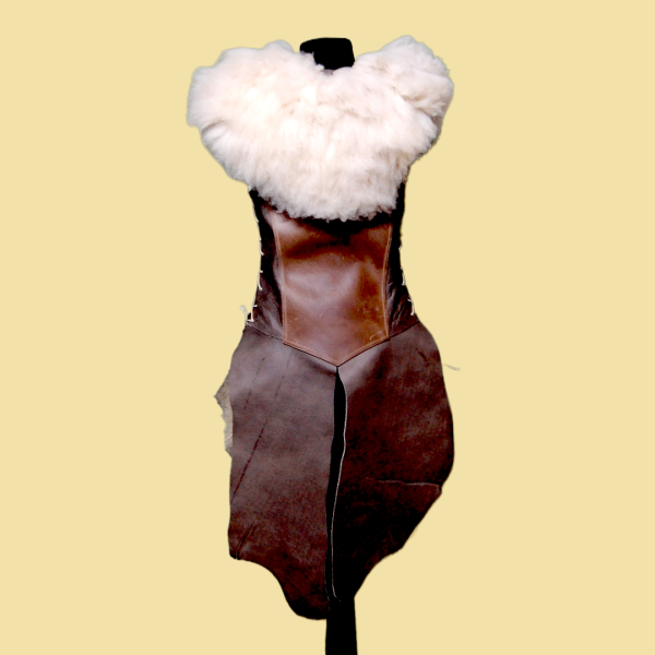 Waffenrock aus Leder mit Fell